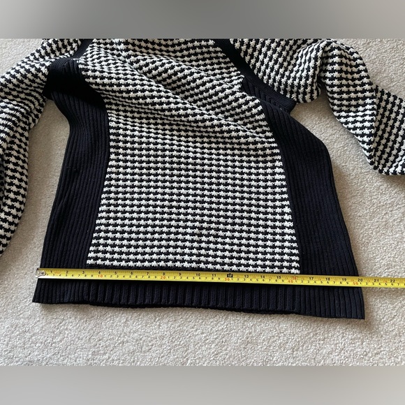 Liz Claiborne Black/White long sleeve cotton/acrylic sweater. Size Large. - Picture 11 of 12